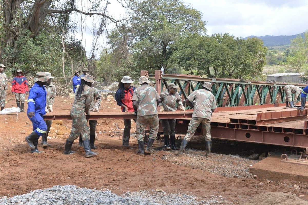 SANDF_ZA's tweet photo. Progress by SA Army Engineers at Kopa, Chimanimani on a humanitarian mission to bring desperately needed relief to affected areas after Tropical Cyclone Idai earlier in the year.
#sandf
#sandf19
#SAArmy_19
#deployment_19
#CycloneIdai_19 https://t.co/b80MN7ehhB