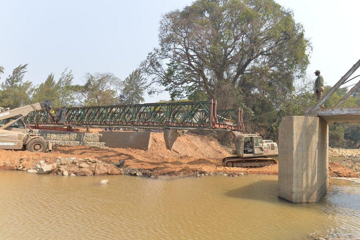 SANDF_ZA's tweet photo. Progress by SA Army Engineers at Kopa, Chimanimani on a humanitarian mission to bring desperately needed relief to affected areas after Tropical Cyclone Idai earlier in the year.
#sandf
#sandf19
#SAArmy_19
#deployment_19
#CycloneIdai_19 https://t.co/uxvF21iwe2