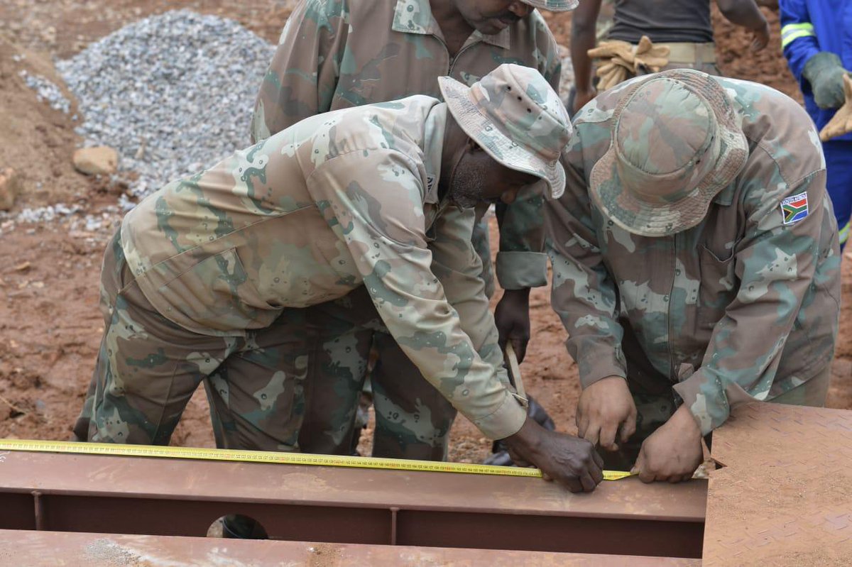 SANDF_ZA's tweet photo. Progress by SA Army Engineers at Kopa, Chimanimani on a humanitarian mission to bring desperately needed relief to affected areas after Tropical Cyclone Idai earlier in the year.
#sandf
#sandf19
#SAArmy_19
#deployment_19
#CycloneIdai_19 https://t.co/uxvF21iwe2