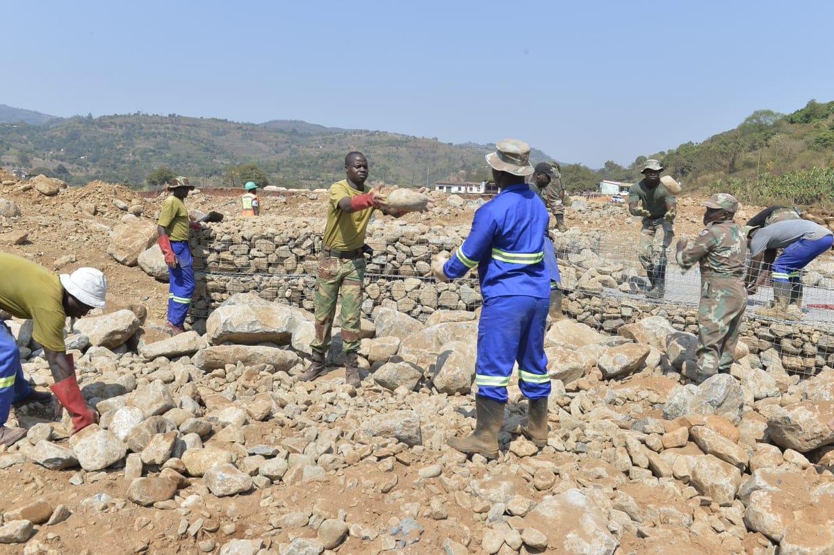 SANDF_ZA's tweet photo. Progress by SA Army Engineers at Kopa, Chimanimani on a humanitarian mission to bring desperately needed relief to affected areas after Tropical Cyclone Idai earlier in the year.
#sandf
#sandf19
#SAArmy_19
#deployment_19
#CycloneIdai_19 https://t.co/yXLZbauXzC