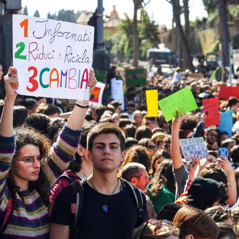 TeenLabNet's tweet photo. Oggi molti giovani scenderanno di nuovo in piazza per far sentire la loro voce contro i #cambiamenticlimatici

#teenager #ragazzi #giovani #FridaysForFuture #ClimateChange
#GretaThunberg #SchoolStrike4Climate #clima #ambiente https://t.co/a4KTWdAEUA