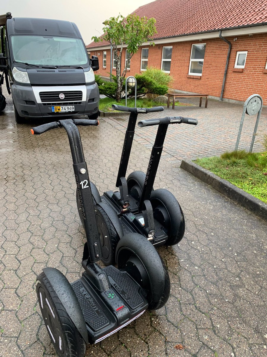 Er du i bil, så gør endelig brug af de opstillede segways fra parkeringspladsen og hen til lokalerne 😉 #umbdkfest #umbraco