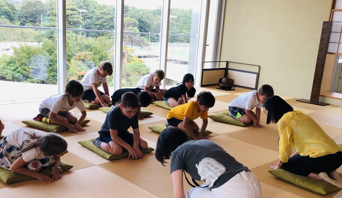 asijMachidori's tweet photo. #G3JPclass practiced bowing, sitting, exchanging formal phrases for visiting a Japanese home. Many thanks to @JapanCenterASIJ  for the great lesson! #KnowValueCare https://t.co/3r1Gi6AbXj