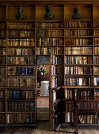 _studstackhouse's tweet photo. #NewScene #Watcher *whilst no-one else is home I head upstairs full of purpose, my head full of old thoughts [it can’t be true, a #Slayer in Louisiana. Just can’t be] and I go into my room and close the door, turning to an innocuous wall [time to get back into the books] + https://t.co/VjeD8yQ2ob