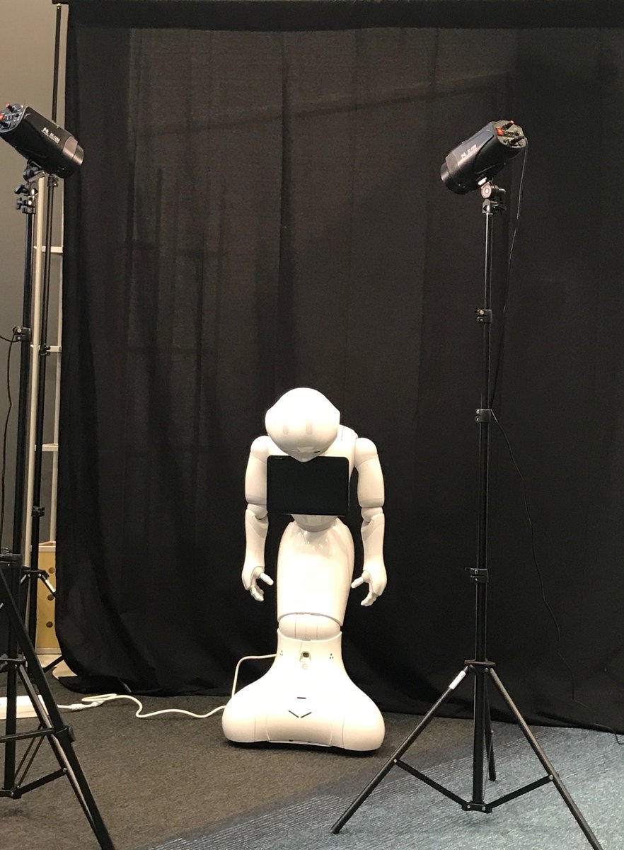 LassiFI's tweet photo. Videos and animations as the last topic with @askomono for the @laureauas #digitalmarketing #intensiveweek. Had to turn of #pepper since it didn't behave 🤖😄#photoshoot #studiokit https://t.co/sm2yFTQNps