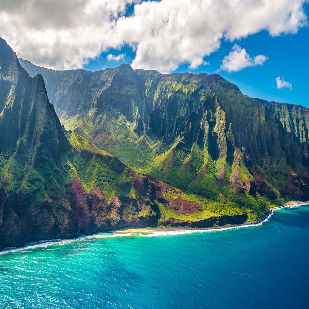 #travelnews Aloha Hawaii - AKA the happiest state in the US! 😎 Utah and California were also in the top five. What's the happiest place you've experienced on your travels?