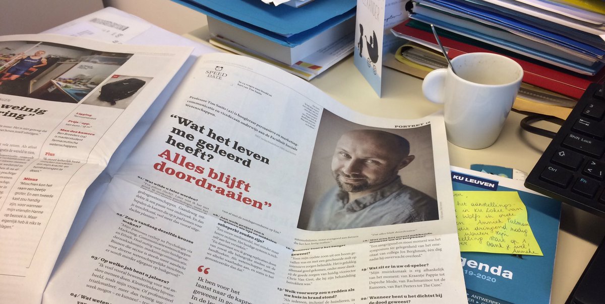 VanHeckeSteven's tweet photo. “Ik heb diep respect voor collega’s die een clean desk hebben ...” dixit @TimSmitsTim 

Hmmm. Ik heb gewoon diep respect voor zijn #Campuskrant speeddate 😉

Must read voor studenten en collega’s @FSW_KULEUVEN @KU_Leuven https://t.co/N5YykQKe7A
