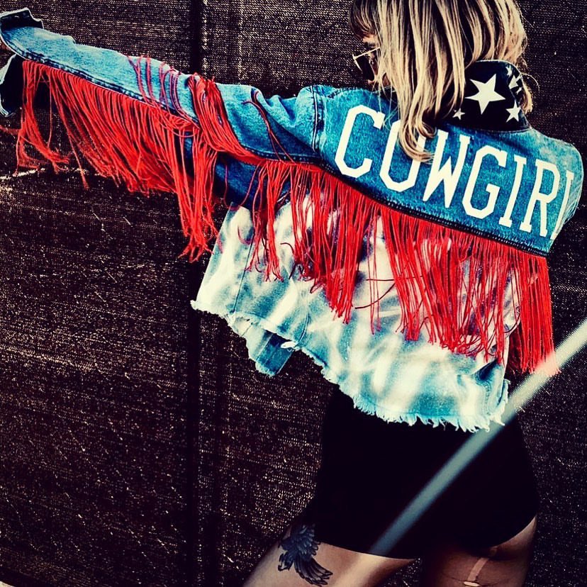 JuJuSimmsOnline's tweet photo. New Photoshoot Photos of @JulietSimmsALL 

“❌ WALK TO THE END OF THE TUNNEL &amp; LIGHT THAT B*TCH UP YOURSELF ❌ . . |”

RED Fringe Denim Jacket by: @/HOHthelabel | inquires/pricing/custom pieces -DM @/HOHthelabel on Instagram https://t.co/D1WCBqzJSp