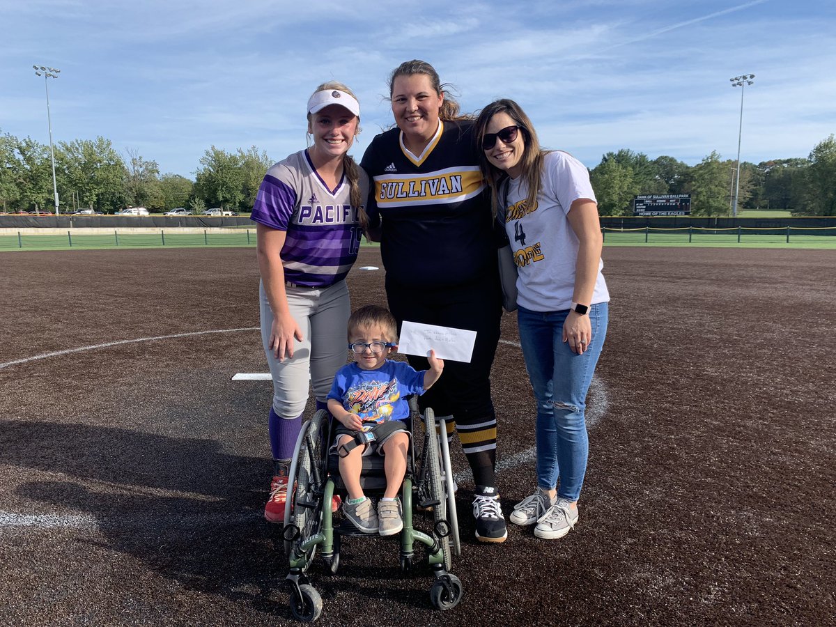 Eagles_SBall's tweet photo. Pacific’s own Annie Mueller &amp; her family pledged $10 for every home run she has hit throughout her high school career to Homers 4 Hope. Here she is with Kasen Halbert presenting a check for $400. Thank you Mueller family! #FRCstrong #Homers4Hope @indiansoftball https://t.co/88rwZuvGbc
