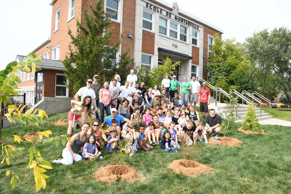 La Fondation du Mont-Saint-Bruno est fière de contribuer à verdir et développer la "forêt urbaine" de la Ville de Saint-Bruno-de-Montarville. Une plantation qui a réunit 62 bénévoles, petits et grands, à l'école De Montarville dimanche dernier le 21 septembre.