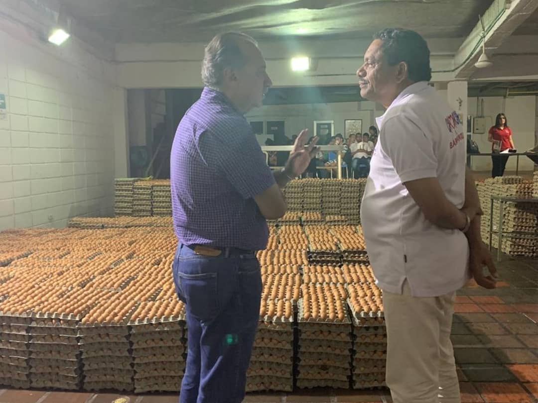 josecamacho01's tweet photo. La construcción de una Barranquilla agradable también es tarea de nuestros amigos los empresarios, gracias a Armando Rugeles por abrirme las puertas de Granjas Unidas para dialogar acerca de las necesidades sociales de nuestra ciudad estoy seguro que juntos #VamosPorLoSocial https://t.co/bdxZhnUMY0
