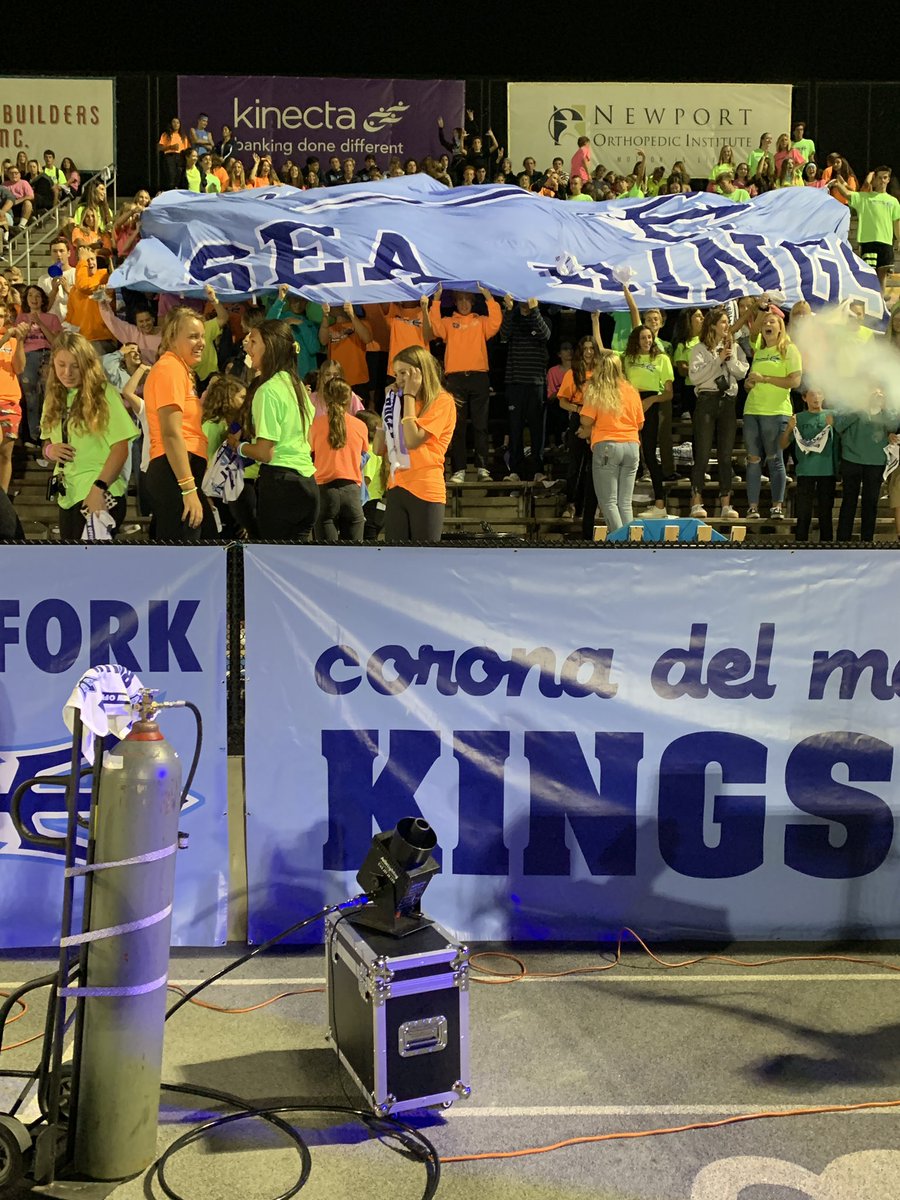 Kings Krew having fun with the big banner. @SoCalSections <a href="/ocvarsity/">ocvarsity</a> <a href="/CDMpride/">Corona del Mar</a> #ocvfans #letsglow