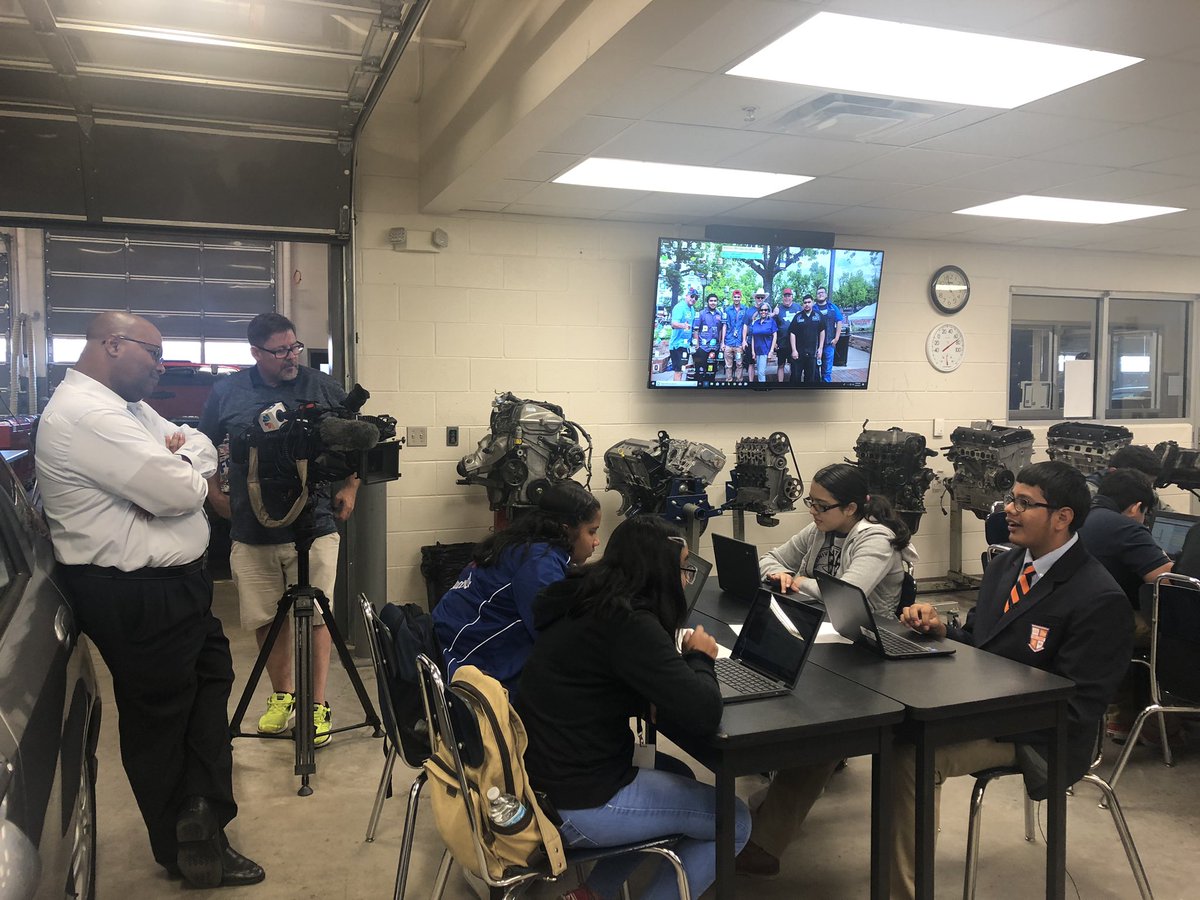 sgechs's tweet photo. “Carter in the Classroom” visited South Garland’s ECHS today! Grateful for the opportunity to highlight our program and showcase this transformational opportunity for all students. #CollegeForAll @PrincipalEwing @gisdmagnets @sghsautotech @SGHS_Colonels @Vsan22Victoria @jsharwel https://t.co/6DBvOd20Zr