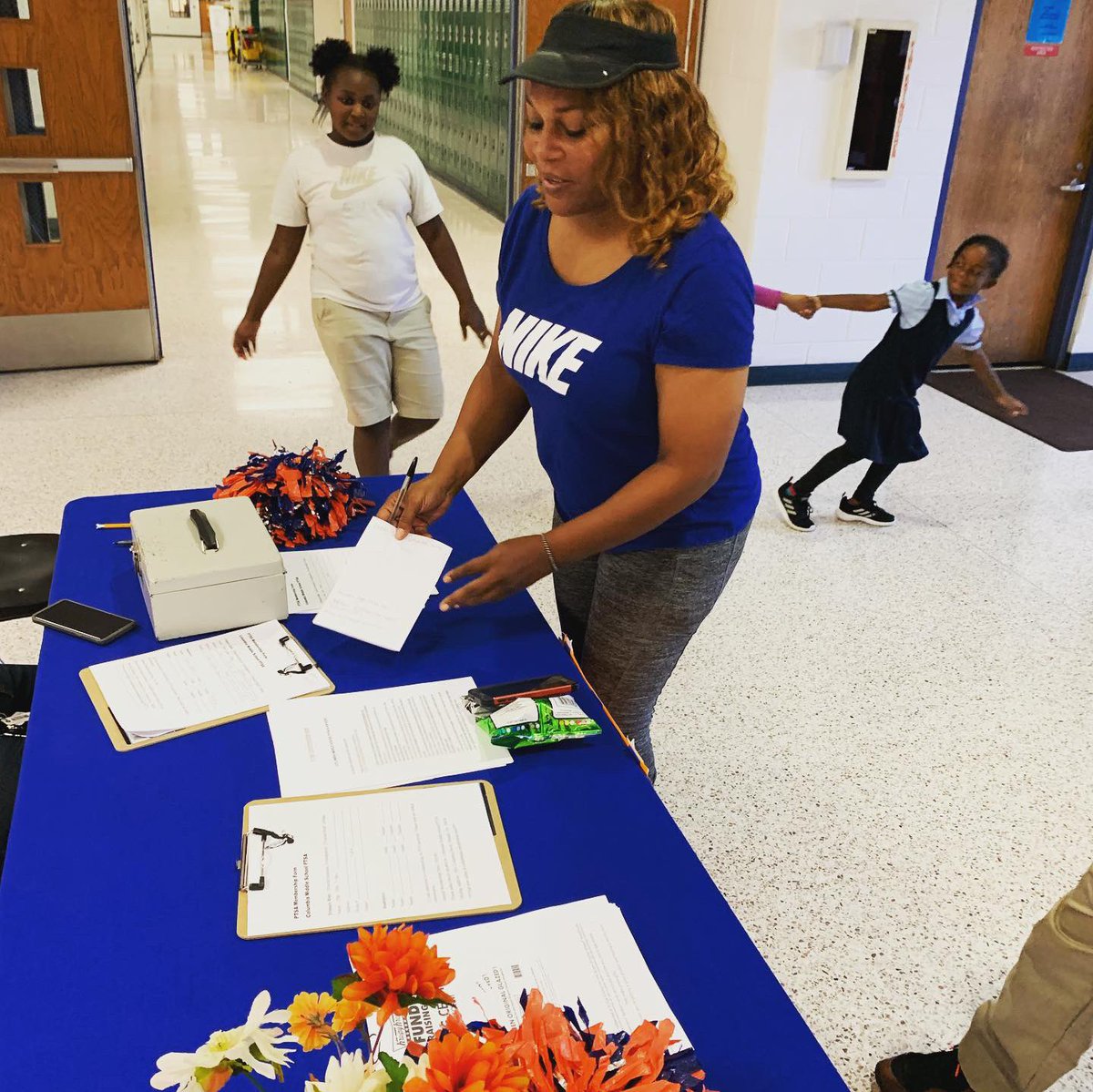 COLUMBIAMIDDLE1's tweet photo. Building a bridge between home and school for student success, Columbia MS Parent-Teacher Conference Night was a SUCCESS!! #thisiswhatwedo #learningcollaborationresults #columbiamiddleschool #cmspride #everybodyeveryday https://t.co/votDPz3Zn3