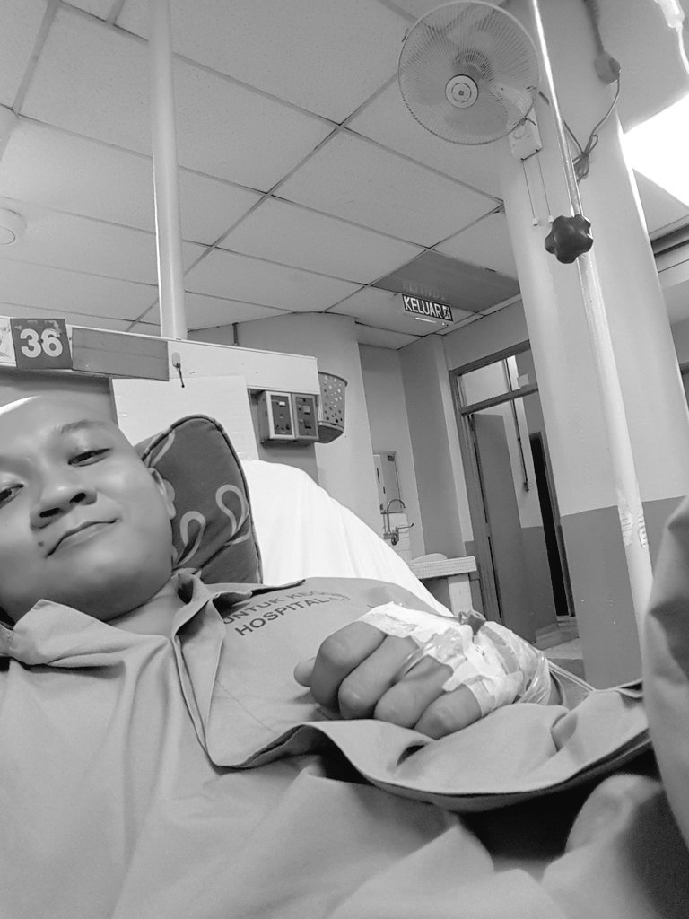 ThisIsFenrir's tweet photo. Hai warga twitter.

Saya Muhammad Farhan..pesakit testicullar cancer stage 3 kemudian cancer dah merebak di tulang belakang dan pinggang...doctor beritahu yang saya dah stage 4 sebab cell cancer dah merebak.

Saya amat memerlukan sumbangan dan rt dari korang semua. https://t.co/h5ZziOUY0U