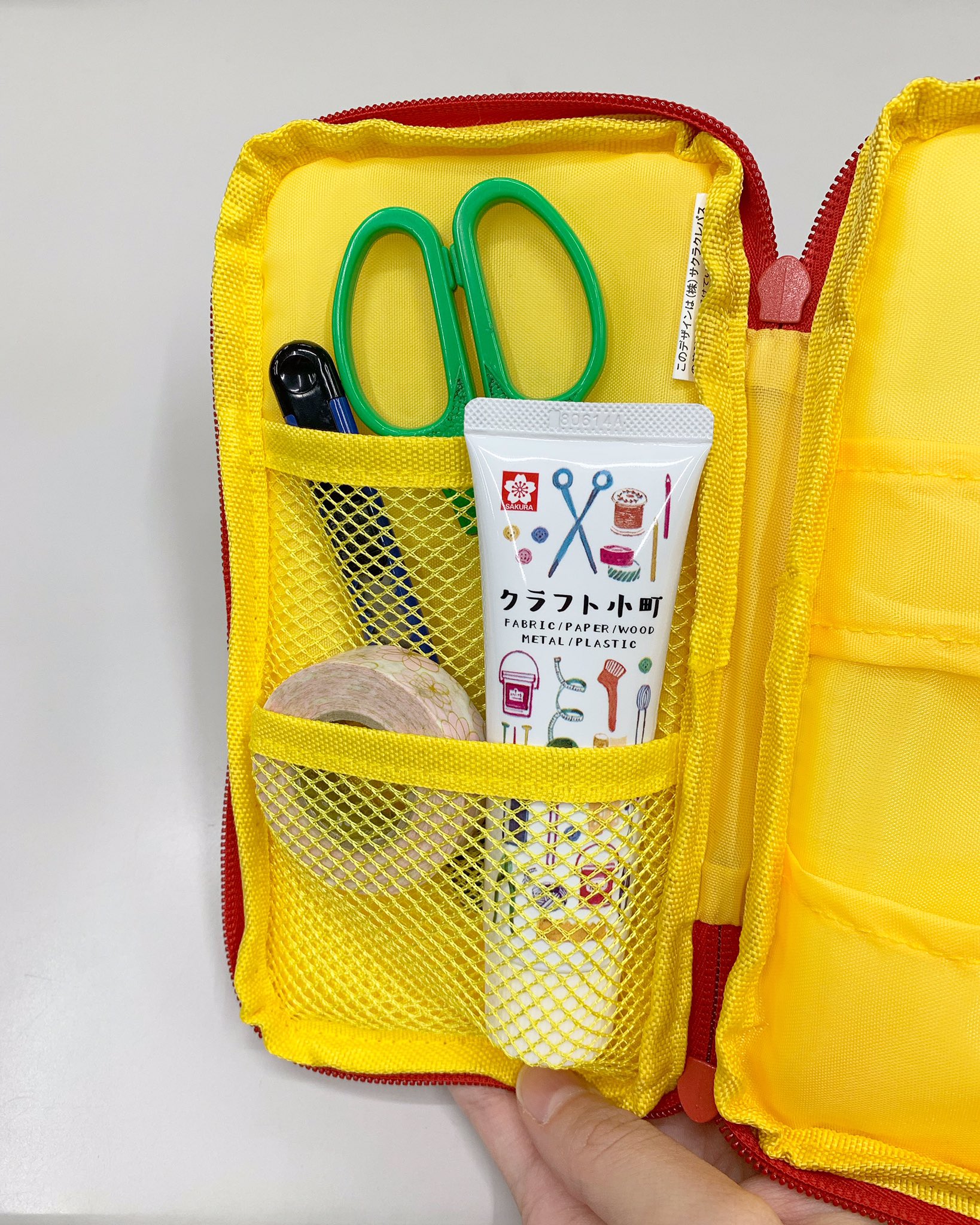 サクラクレパス 公式 特別付録に クレパス柄フラットペンケース が付いてきます メッシュ素材でペンだけでなく色々なものの収納も なんてことだ サクラクレパスのムック本 サクラクレパス 公式 特別付録に クレパス柄フラットペンケース が付いてきます メッシュ素材でペンだけでなく色々なものの収納も なんてことだ サクラクレパスのムック本