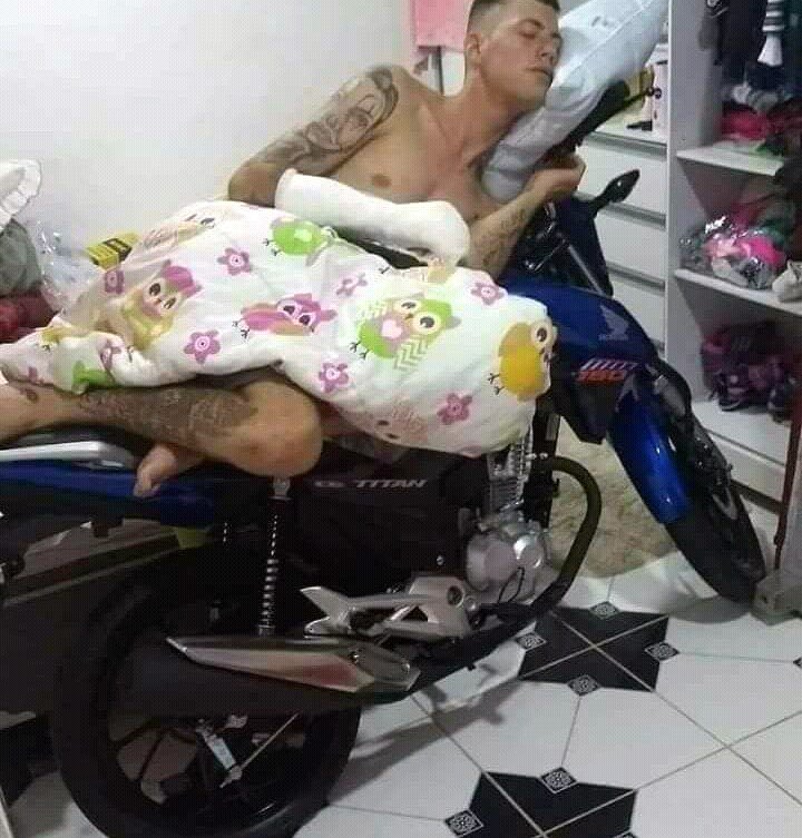 s2n3c4's tweet photo. EU QUANDO COMPRA MINHA MOTO .. #MINHAMOIOTA https://t.co/XmSYeKixON