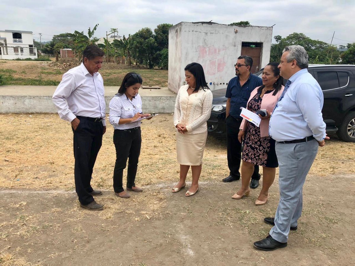 kary_arteagam's tweet photo. Esta semana realicé un recorrido por las unidades educativas fiscales con la finalidad de, en coordinación con @DeporteEc y @Educacion_Ec Distrito de Educación #13D07, dotarlas de canchas deportivas para el disfrute de nuestros niños y jóvenes.  

#ManabíEnLaAsamblea https://t.co/XS3SPcoj3Q