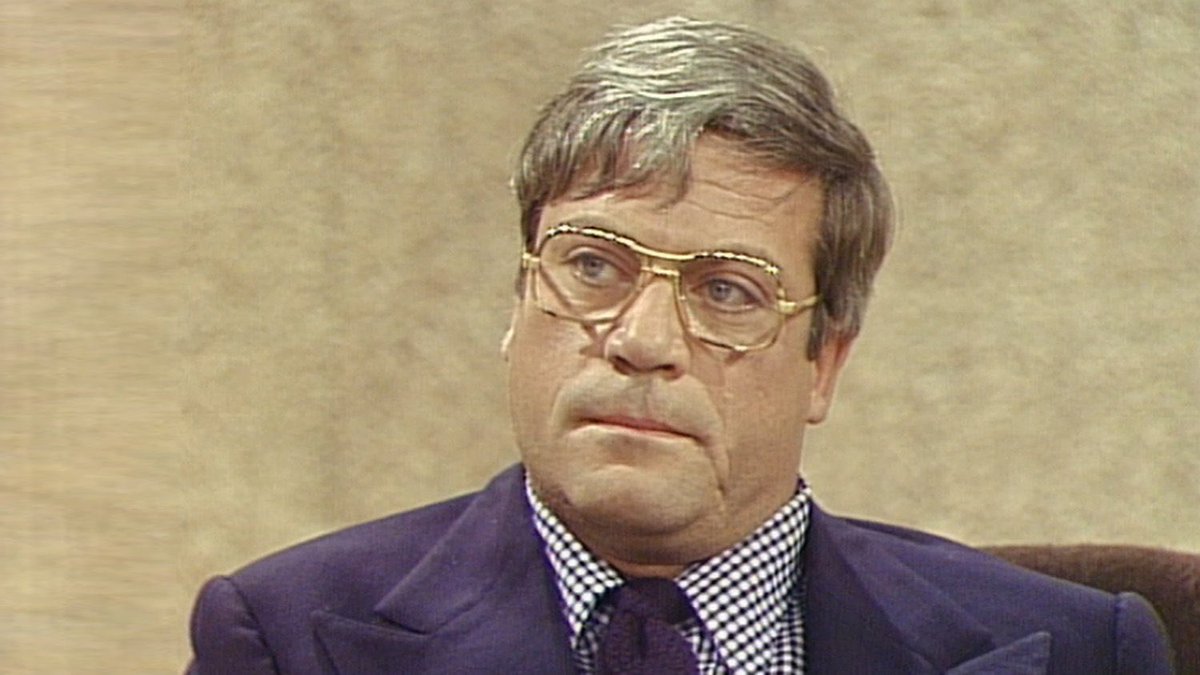 Middle-aged Oliver Reed as young Bill Barr