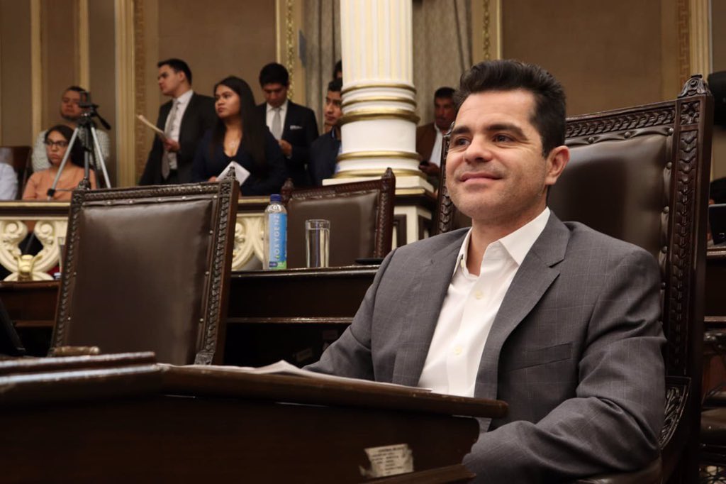 LoveIsLovePue's tweet photo. El legislador #CheloGarcía[@MgBranding] presentó la iniciativa en el @CongresoPue para legalizar el #MatrimonioIgualitarioPuebla🌈. 

¡Se avecina una hecho histórico en #Puebla! 

#LGBT #LGBTQ #LoveIsLove #Cdmx #Pride #CHEPUEDE👉🏻 https://t.co/lCZC4pDcYt https://t.co/gN0ftjmCnE