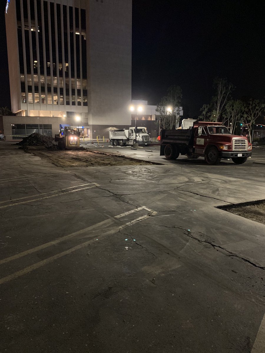 calistatepaving's tweet photo. 🌗The paving life  isn’t for everyone early mornings and late nights! Grateful for our hard working crew nothing but heavy hitters. Paved all day and night #teamstrong #asphalt #construction #propertymanagement #parkinglot https://t.co/AVvH8j5rD0