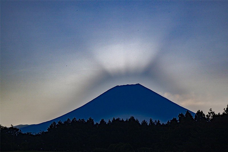 富士山頂の雲。富士山の兜のようです。