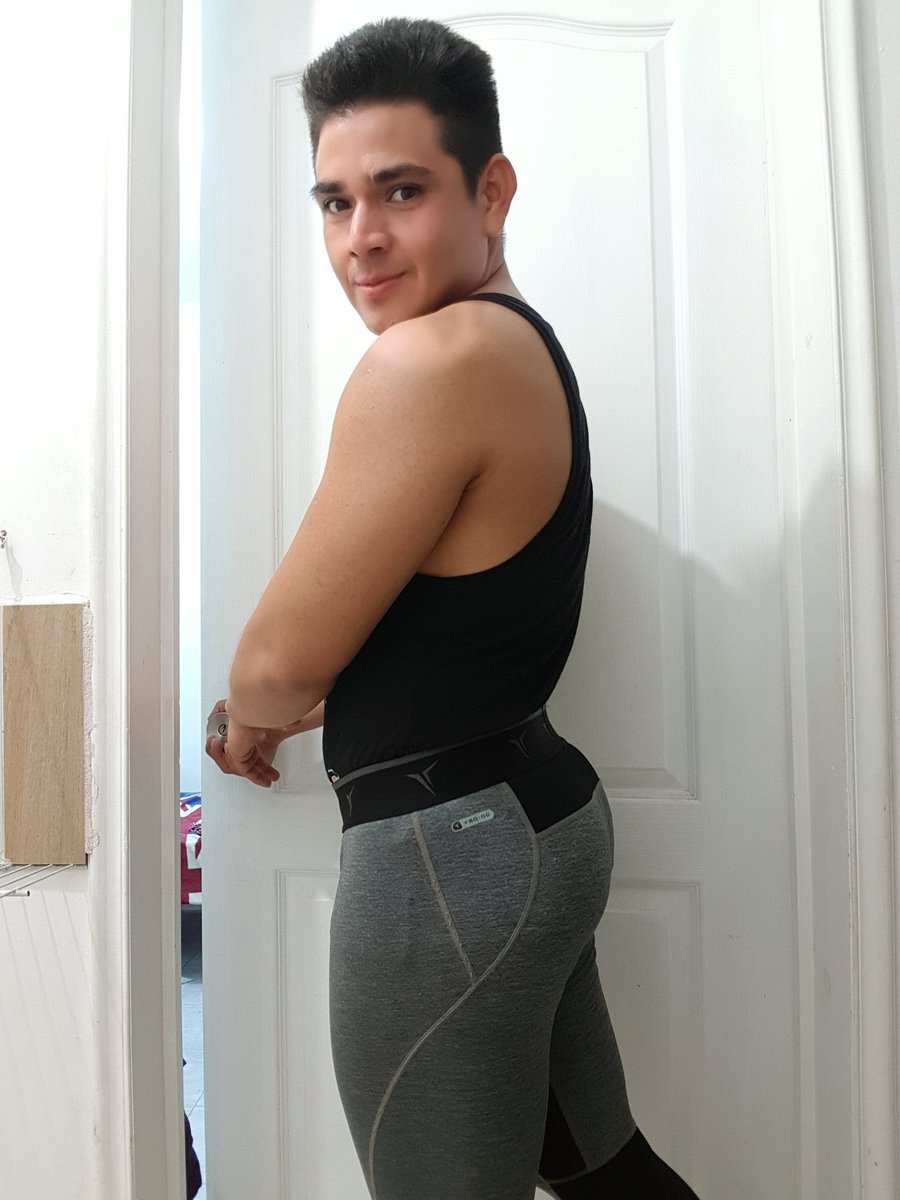 HugoRod02452729's tweet photo. Ven te invito a mi cuarto 🤫😈🍑 https://t.co/Mo38ry7did