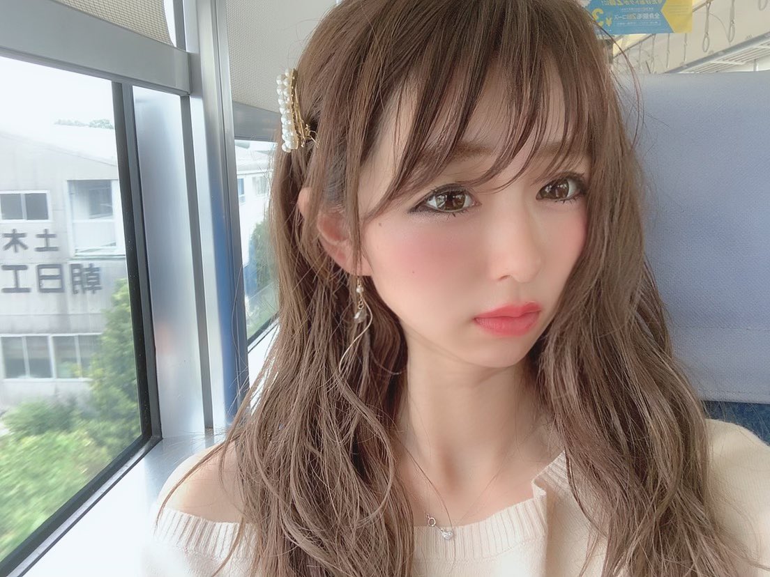 Yukoᙏ 可愛いヘアクリップとピアスげっと 無性にコンビニスーツが食べたくなってきた 皆さんのおすすめはなんですか ヘアスタイル いいね コンビニスイーツ サロンモデル 撮影モデル ポートレート もぉ投票してくれたかな