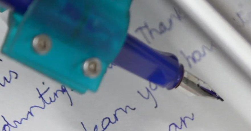 BernardMarr's tweet image. Say hello to #Hemingway, the #AI robot that can copy your handwriting! 
 
The Handwriting Company has created a #robot that can create beautifully handwritten communication that mimics the style of an individual's handwriting. 
 
Learn how, here &amp;gt; bit.ly/2O9xBIs