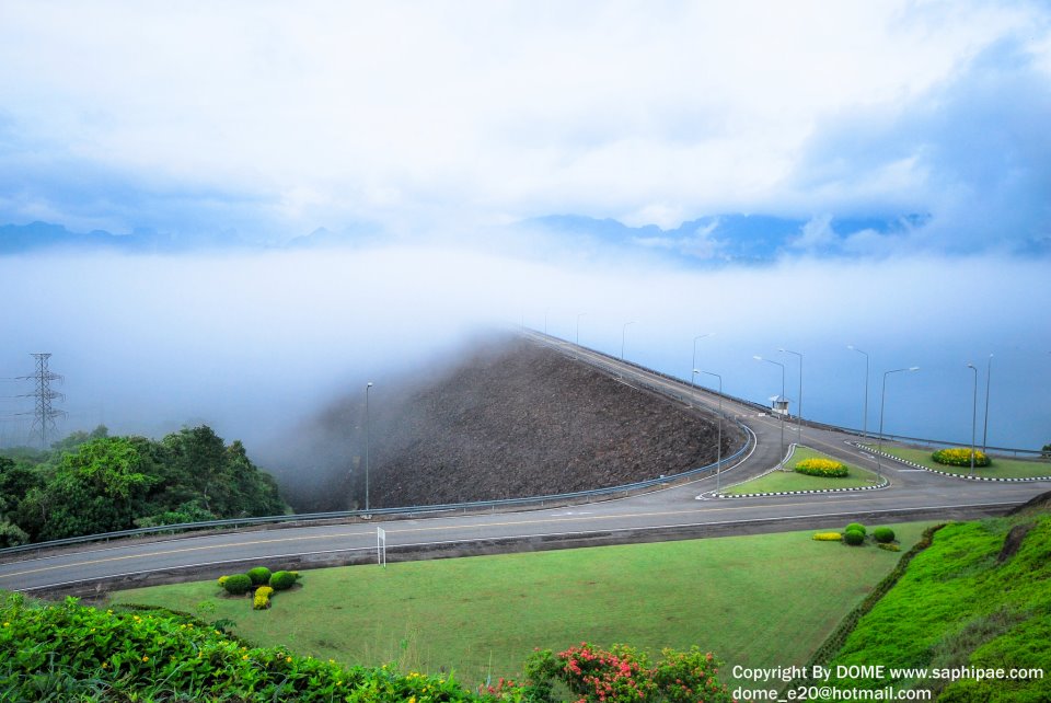 ReadmeSocial's tweet photo. "The Highlight of the Siam Kingdom" Cheow Lan Dam, the water surface alternates the mountains
Fogbound runs around the caves looks like they are hugging above the lake
📌 #Ratchaprapa Dam (Cheow Lan Dam) #Suratthani Province #Thailand

Travel guide: https://t.co/uk8K8Z4Pse https://t.co/qjmRLWce6z