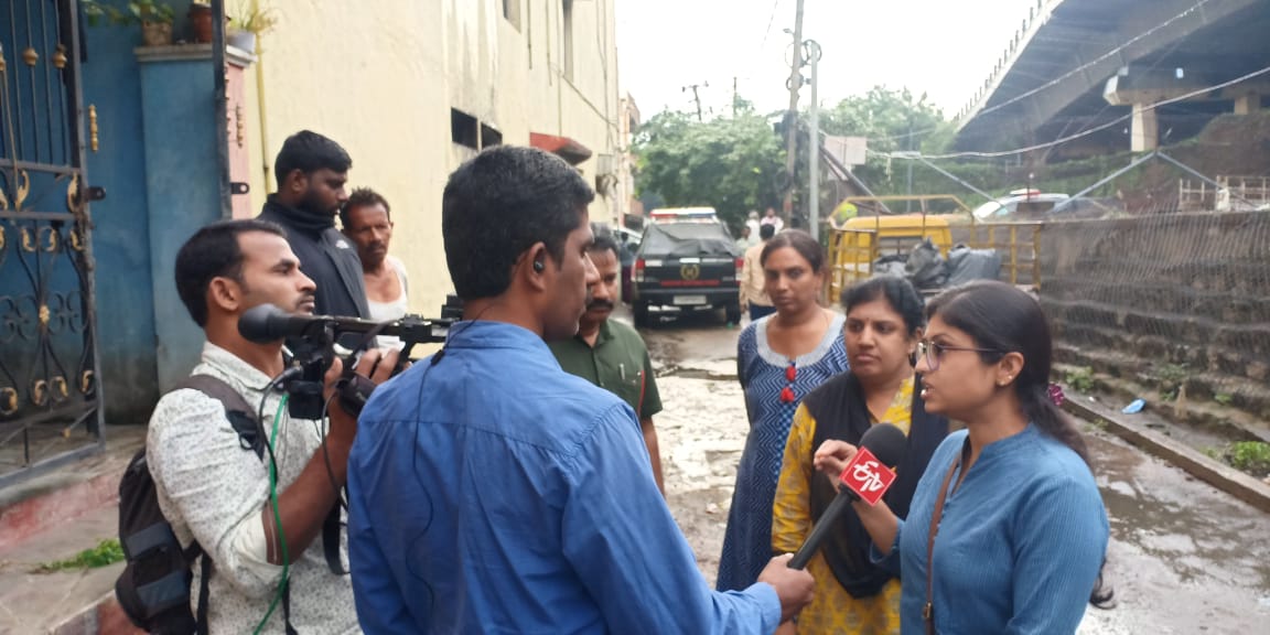 #SanitationInspections
Heavy downpour last night.

Inspected Water Stagnation points at RajBhavan Road

In case if any emergency report on MyGHMC App or call 040-21111111 or Dail 100.

<a href="/GHMCOnline/">GHMC</a> @KTRTRS <a href="/arvindkumar_ias/">Arvind Kumar</a>  <a href="/CommissionrGHMC/">Commissioner GHMC</a>  <a href="/bonthurammohan/">Dr. Bonthu Rammohan</a>