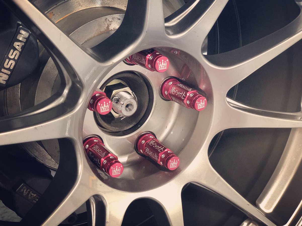 田口和也 Kazuyataguchi على تويتر 326power製品 俺たちナットです ボクのホイール Tc105n はリムがないので Mサイズを選びました 075というアルミ合金の中でもトップクラスの強度を誇る素材でできているこのナット 見た目も強度もgood Special Thanks