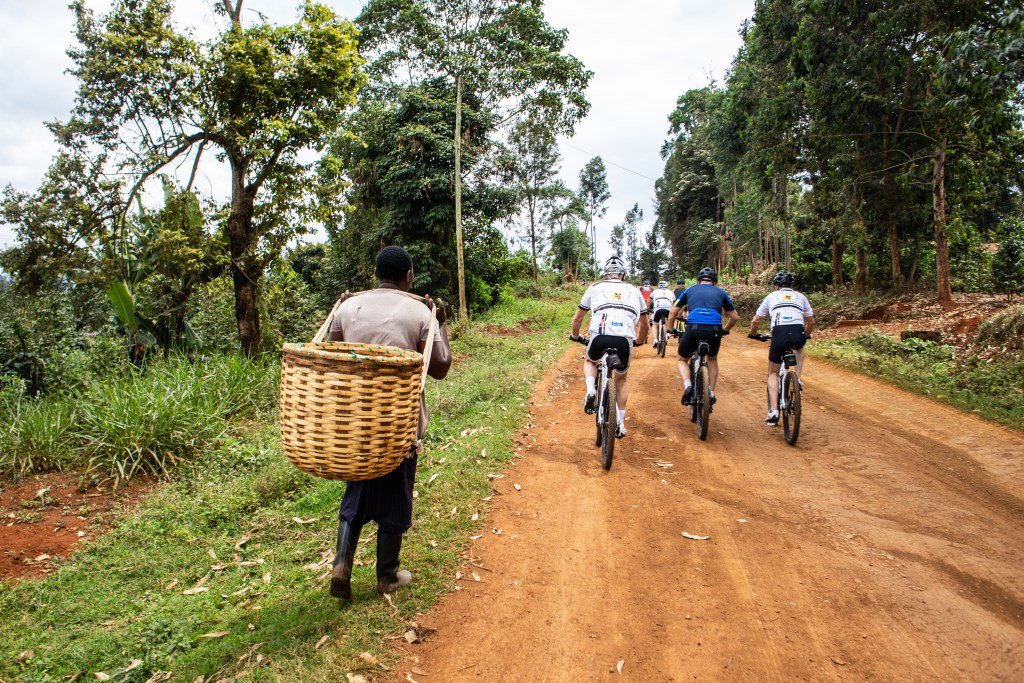 Ruim ton gefietst voor Kenia EPE/KENIA Een groep van 31 Epenaren ploegde zich op de mountainbike ruim 500 kilometer over wegen in Kenia die de lading van het woord nauwelijks waar kunnen maken. Ze haalden er... twib.in/l/aEp95k87zneA