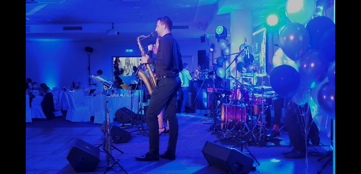 #MarkRonson "nothing breaks like a 💓" #TheKruasans perform live with Diana Pashko