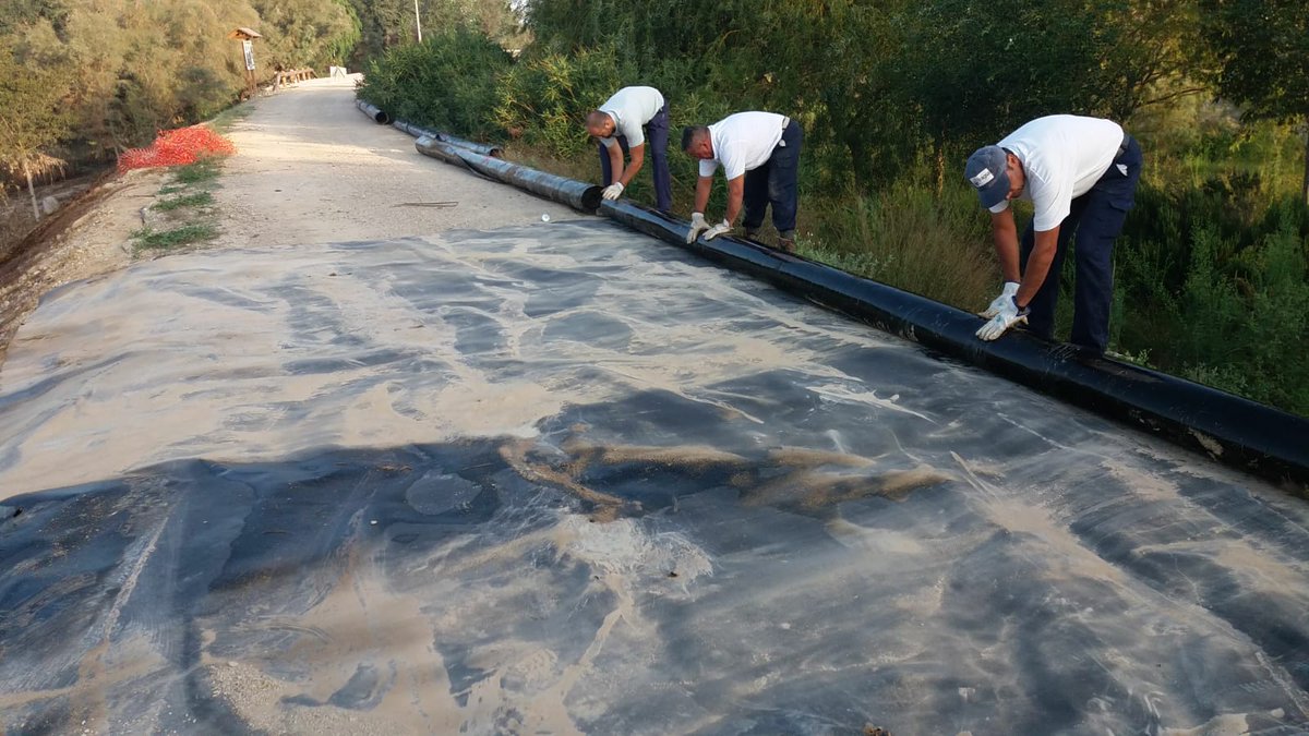 edumeteo's tweet photo. Hoy estamos quitando plástico de la obra de la @chsriosegura en Molina de Segura y Alguazas.  Ese plástico, incluso resistiendo a la crecida, lo vamos a usar en otra parte del río tras hacer su trabajo y eliminar la caña, en un par de meses plantaremos en estas zonas. https://t.co/vBmzN3ccTu