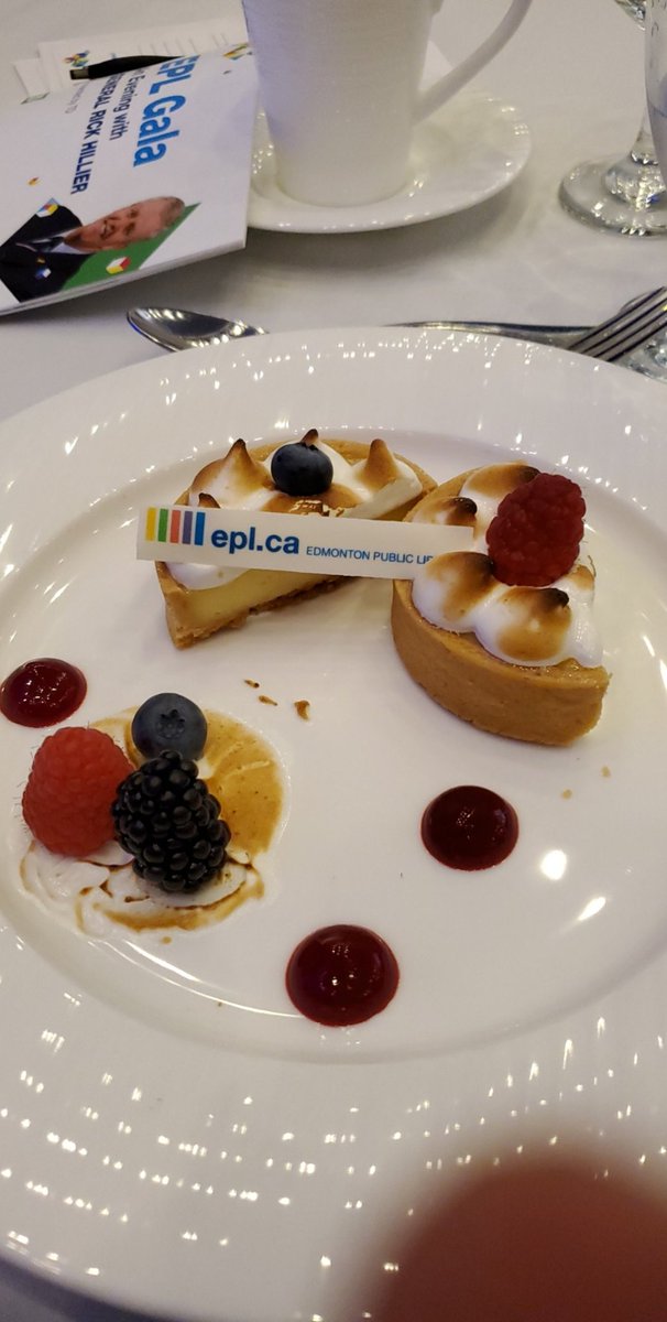 mike_logic's tweet photo. Yet another excellent evening at the @EPLdotCA Gala tonight with an inspiring talk given by @GeneralHillier. #yeg #epldotca #eplgala https://t.co/8poPXmQDYZ