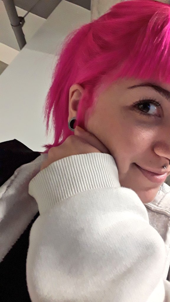 karolkarolinah's tweet photo. Apaixonada nesse cabelinhuuu que foi a @ninaz_z que fez usando as tintas #KeratonHardColors #AtomicPink #pinkhair https://t.co/iO1pfJHbRf