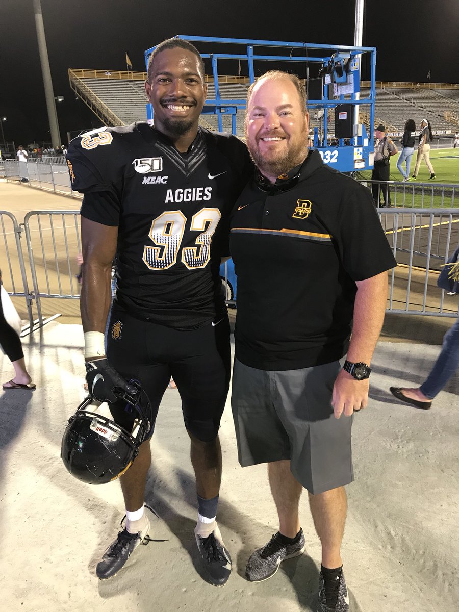 The_Chris_Ray's tweet photo. Itโs a great feeling watching someone you love do something they love!!! #proudcoach #wao #family #dlineforever https://t.co/zhkkMwTP2h