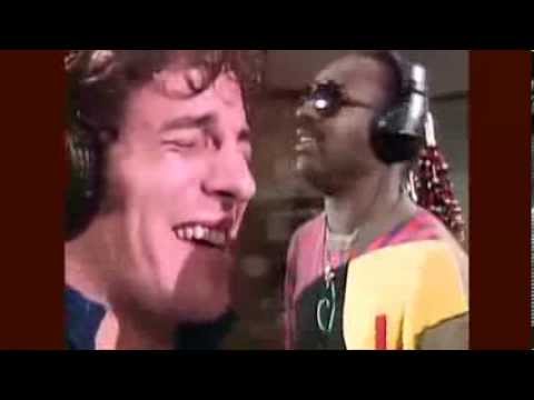 توییتر Junes K در توییتر We Are The World時々ラジオで流れるけどブルース スプリングスティーン の箇所で毎回笑ってしまうの俺だけかな