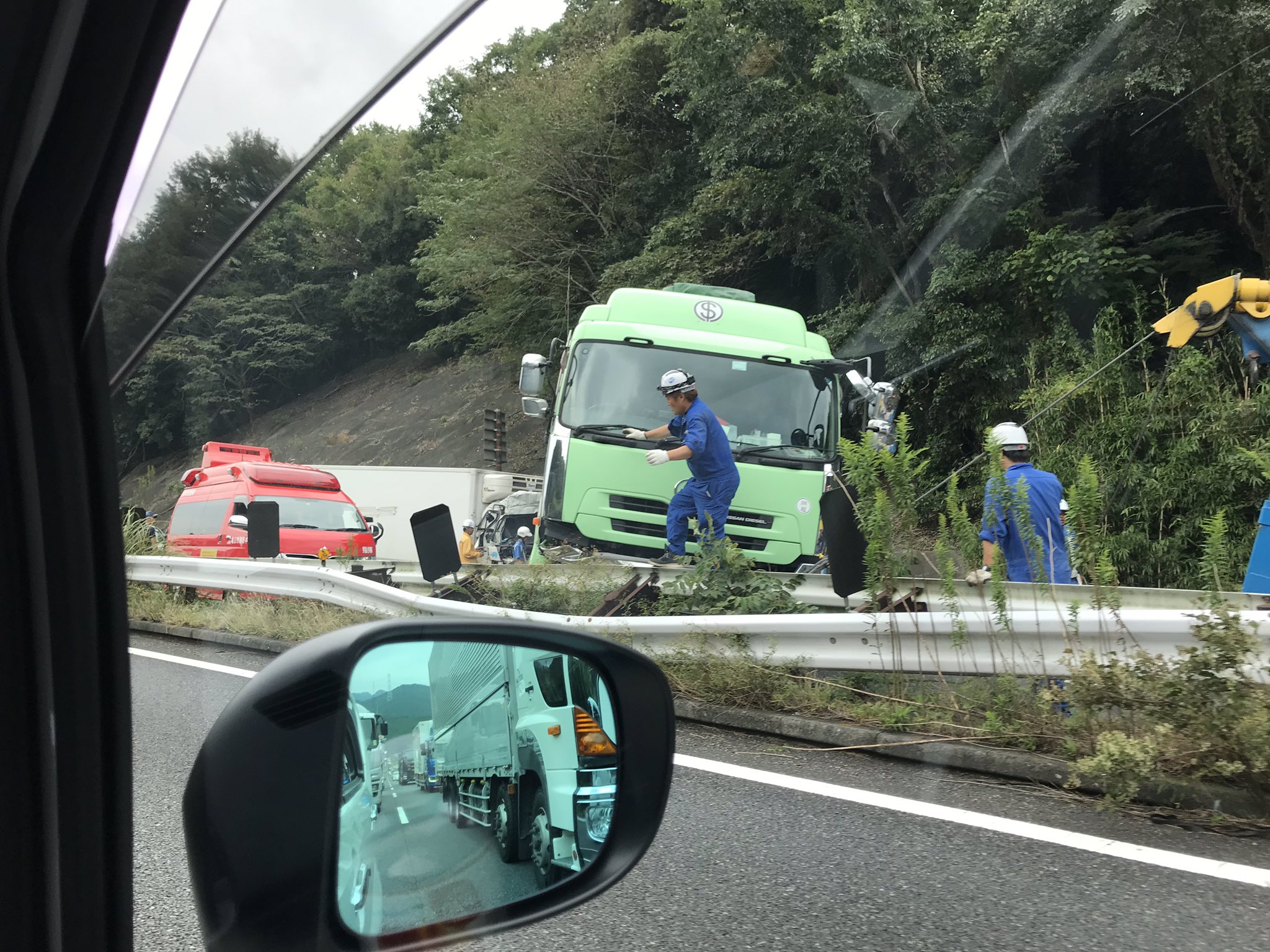 名阪国道の板屋ICでトレーラーとトラック衝突した事故現場の画像