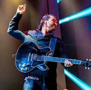 ArjonaSpain's tweet photo. Y suena #Ella de @Ricardo_Arjona en #AndaLevantaV27 porque hoy es el cumple de nuestra vice @irene_sbd 🎁🥂🎂 y nuestro @ertrivi69 lo celebra con sus #EspartanasArjonianas ♥️♥️♥️♥️♥️♥️ Gracias capitán!!! #Ktlkt #TeQueremosVice @InfoMundoArjona @MetamorfosisMed https://t.co/79Ph3i3KGN