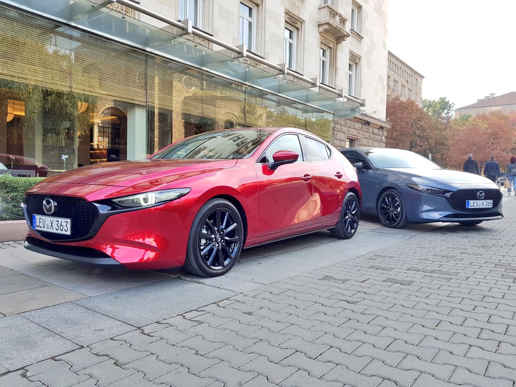 MatteoDiLallo's tweet photo. Alla guida per #Automobilismo della #Mazda3 con il nuovo motore SkyActiv-X, un propulsore benzina con accensione per compressione di una carica omogenea. #mazda #skyactivx #hcci #spcci https://t.co/iBpuPJgJ9V