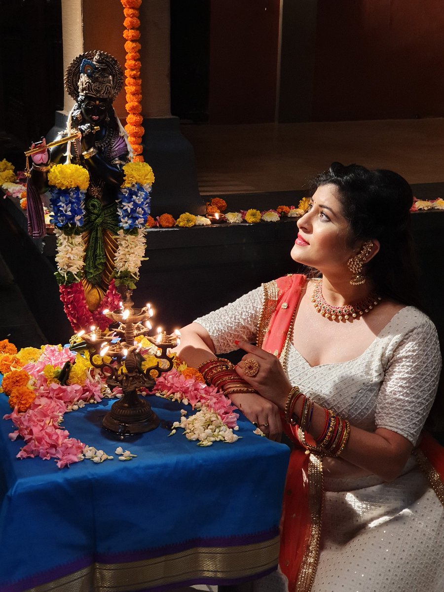 fillamwala's tweet photo. On the Auspicious occasion of #Navratri Singer @savaniravindra releases Gujarati song 'Kanuda'
@DreamersPR

#savanieeravindrra #savanieeoriginals #kanuda #savanieesings #song #gujratisong #singer #radhekrishna #concept #beautifulsinger #gujrati #youtube #original https://t.co/WKn2jvxNTT