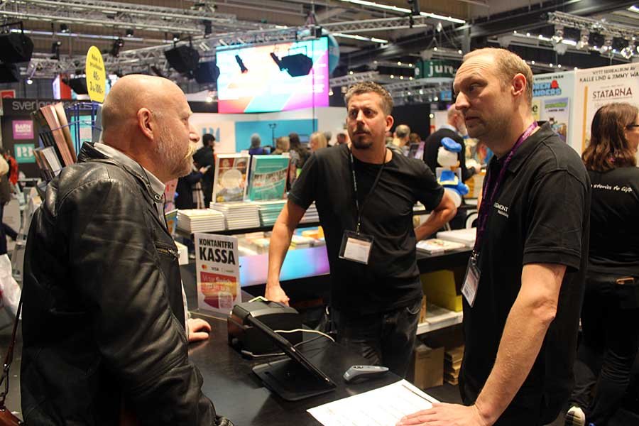 Caltex_98's tweet photo. Scener från torsdag på #bokmässan2019 / Gothenburg book fair 2019: Samling hos #Egmont, @johanwanloo &amp; #JoakimGunnarsson med #serieoriginal, @MangaNatalia med #Mjau och originalsida, #JonasAnderson med #Albumförlaget:s nya #Kantanga-album. #serier #comics #bokmässan https://t.co/Hz0g3sMilN
