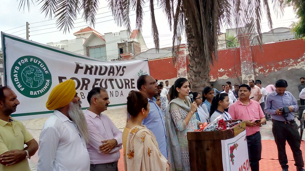 NeelkamalPb's tweet photo. #Climatechange activist #MannatKaur, Masters in sustainble development from University of St Andrews, Scotland apprising students about affects of climate change @RheaBadal @ArjunBadal @JaijeetJ @VinuBadal @Harjot1515 @GretaThunberg @Fridays4future @fridays_india https://t.co/mLrQss576H