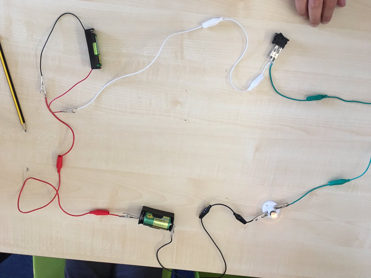CefnPrimaryAC's tweet photo. The pupils had so much fun yesterday experimenting with circuits. It was also pleasing to hear some good scientific language related to circuits as well as the problem solving skills that had to be applied for different challenges 💡@CefnPrimary https://t.co/AUPnypVs3q