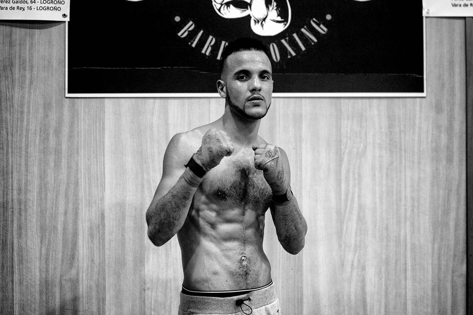 EuskoBox's tweet photo. GRAN NOTICIA PARA EL #BOXEO RIOJANO: #Chimo Eddine salta al pugilismo profesional. Debutará dentro de un mes en #Vitoria #Gasteiz. Compartirá cartel con #FranMendoza y #JonJader. Y con el campeón mundial ISKA, #SergioSanchez. Entradas anticipadas en #BarruBoxing #Logrono #LaRioja https://t.co/zGnZiiN9JP