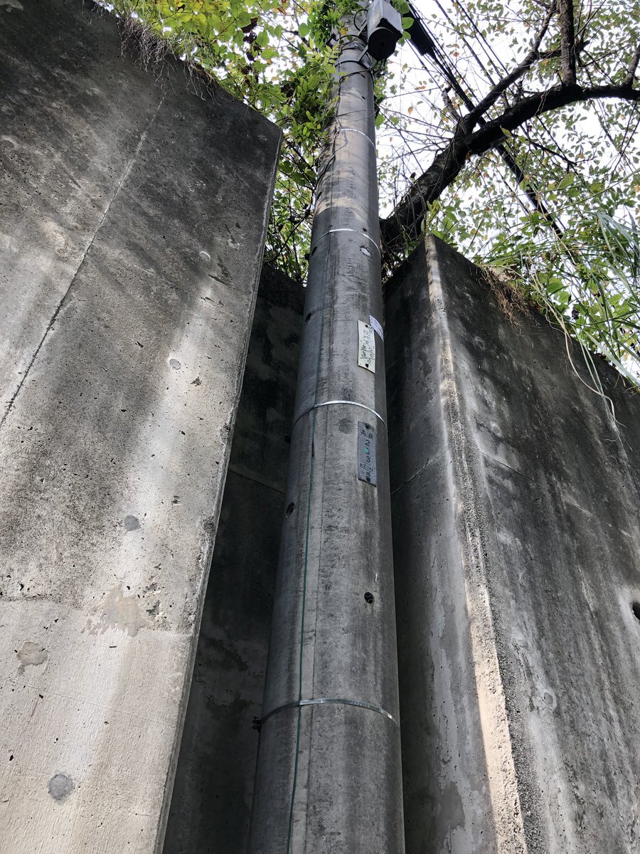 そりまち على تويتر 電柱を避けてそそり立つ壁