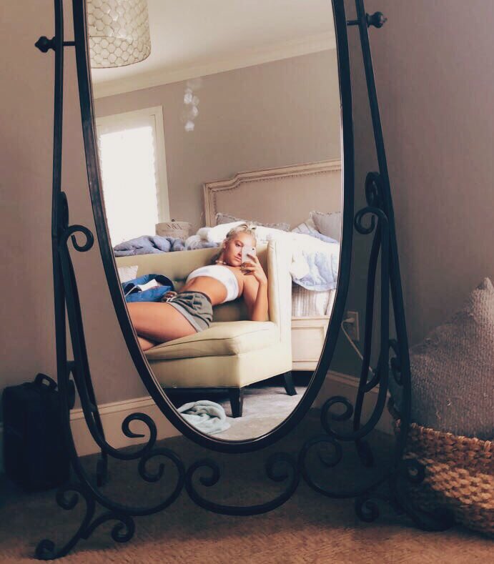 _elliebells's tweet photo. another day another swimming suit https://t.co/qyAvvE6e5J