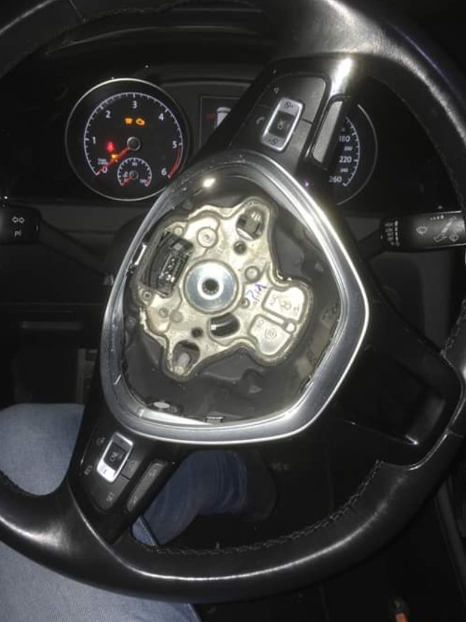 VeiligVveldVrst's tweet photo. Vannacht weer #airbag #gestolen uit auto op #deVaarst. https://t.co/0rzlJ2cyPT https://t.co/NMtsQX6cYt